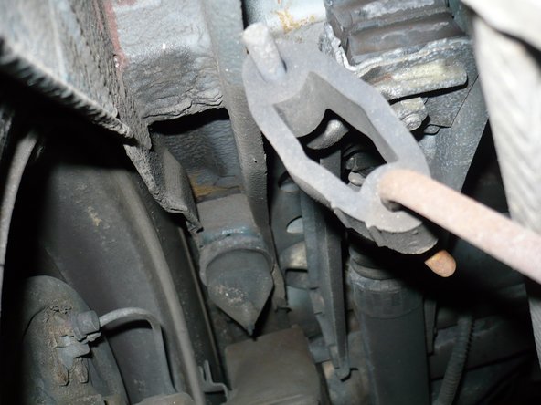 Enlever les silent blocs des 2 supports, ils sont facilement visible à l'arrière de la voiture, et déposer le silencieux.