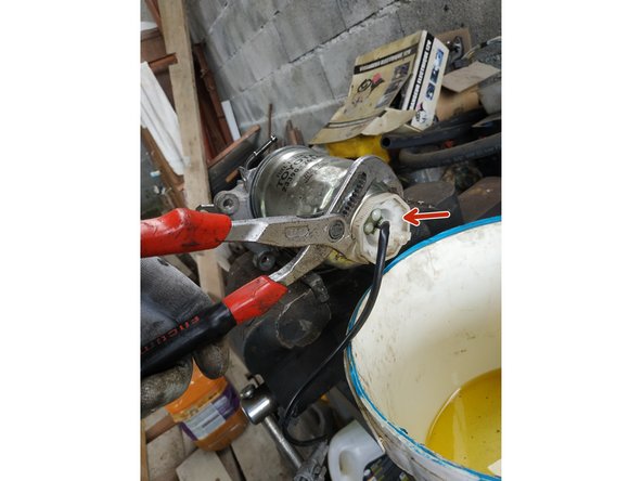 démonter le détecteur de présence d'eau à l'aide d'une pince multiprise