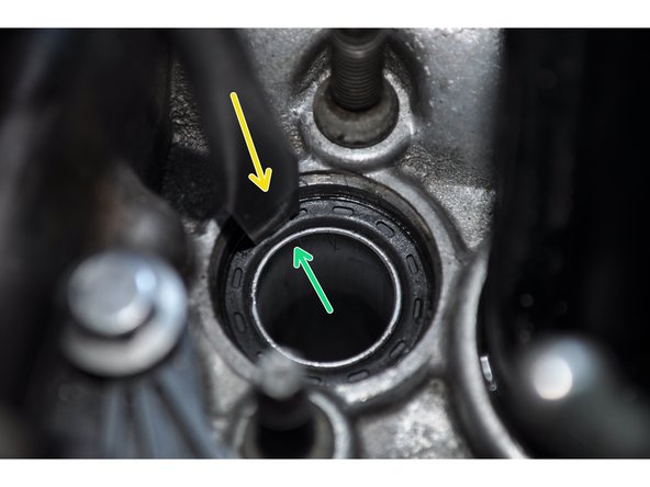 Vérifier que la lèvre du joint est correctement insérée dans la gorge et pousser légèrement avec un tournevis plat