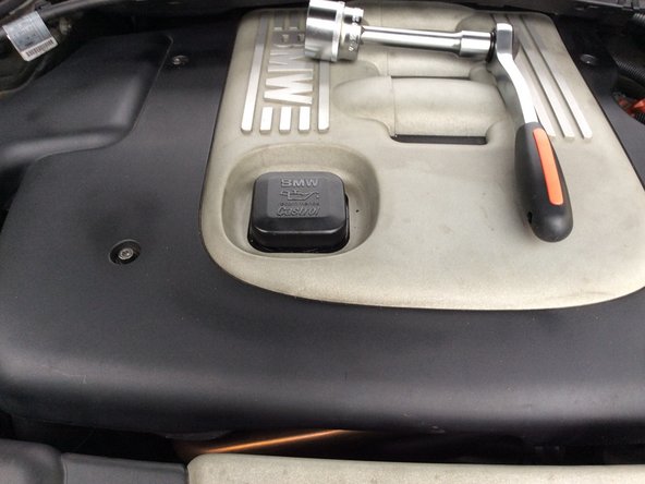 Verser environ 4,5 litres dans le moteur, contrôlez la jauge, puis mettre en route le moteur  attendre quelques secondes que le voyant disparaisse puis couper le moteur