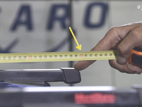 Ajuster l'alignement du rail sur les barres avant de bloquer les papillons des &quot;U&quot;