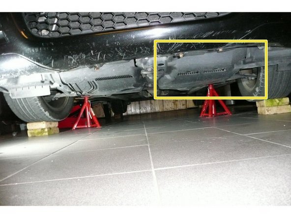 Retirer les vis (Clé à pipe de 10) et rivets plastiques verrouillables de fixation (Tournevis plat) . Retirer complètement cette plaque de protection pour atteindre les bouchons de vidange et de remplissage.