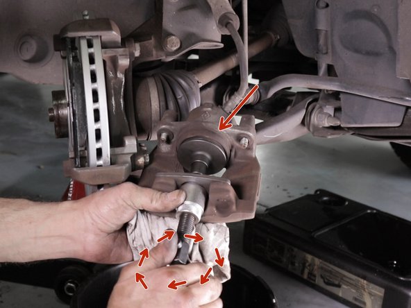 Insérer le repousse piston dans l'étrier et repousser le piston en tournant sur la manivelle