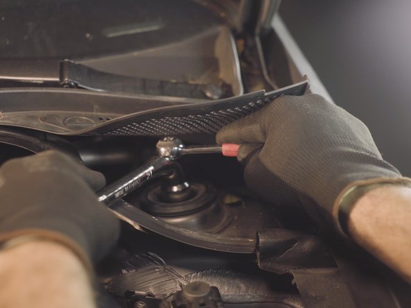 Resserrer l'écrou de la coupelle d'amortisseurà l'aided d'une clé à pipe de 21 et d'un embout allen de 7