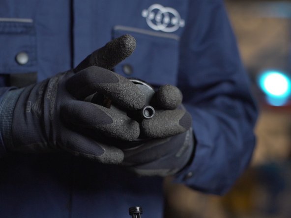 Placer le nouveau filtre à huile dans la cloche, enfoncez-le jusqu'à entendre le clips