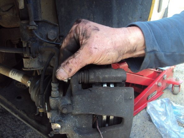 Prenez soin de passer le fil du témoin d'usure de la plaquette intérieure dans le trou de l'étrier, lors du replacement de celui-ci.