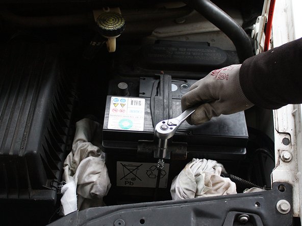 Placer les deux écrous à la main et les serrer à l'aide de la clé à douille de 10.