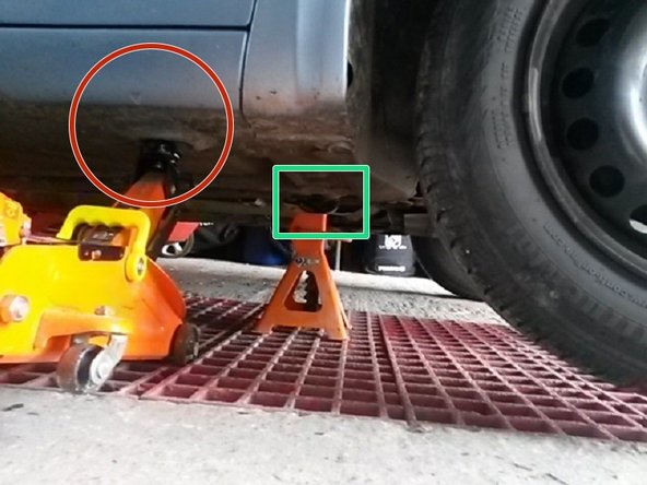 Lever le véhicule avec un cric au point de levage prévu sur le véhicule. (cercle rouge)