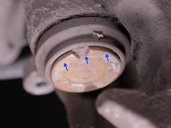 Insérer le repousse piston et repousser le piston en tournant sur la manivelle