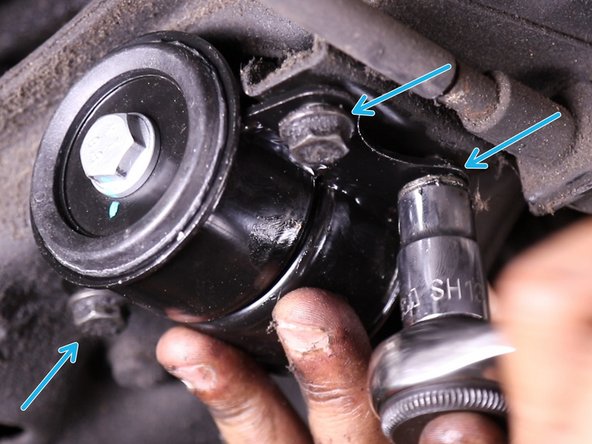 il faudra probablement secoué le moteur pour faciliter le positionnement des trois vis du support en le saisissent par le carter d'huile ou le tube d'échappement