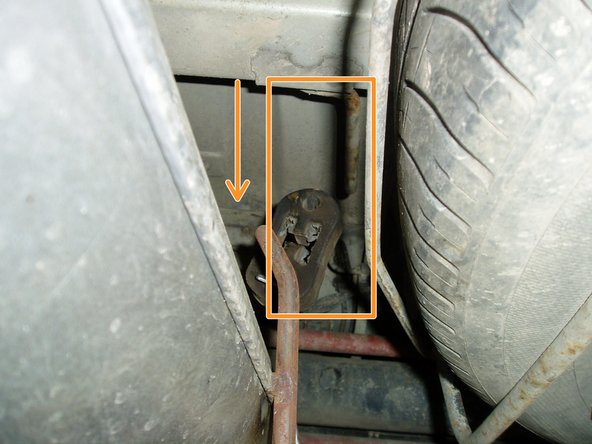 Afin de pouvoir accéder au vis de l'amortisseur gauche, il est nécessaire de retirer les brides du silencieux d'échappement