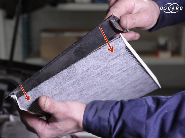 Placer le filtre d'habitacle dans le cadre en plastique