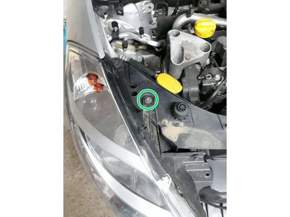 Démonter les 4 vis avec une clé de 10mm.