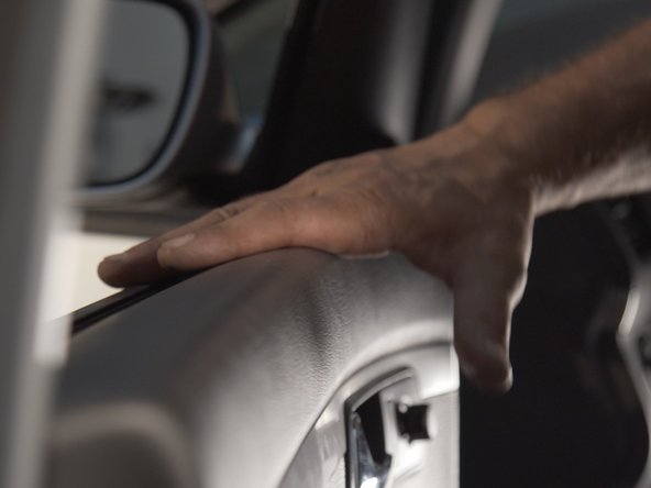 Replacer le panneau de porte en l'emboitant sur le dessus