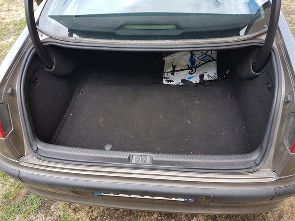 
Refer to the tutorial "Replacing the trunk bulb on Peugeot 607" to reassemble the trunk sill bar
