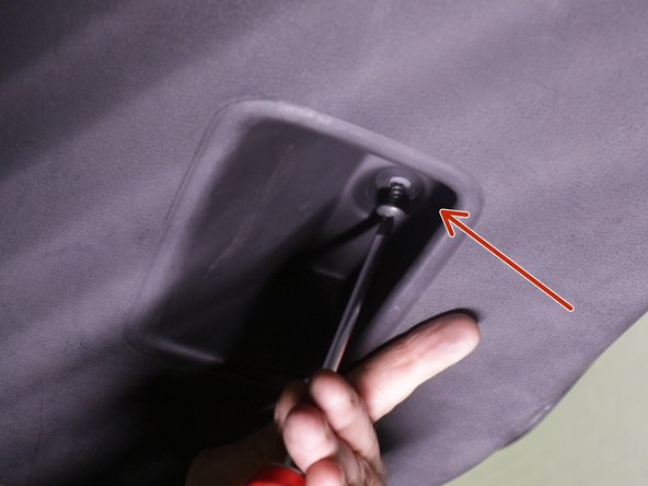 Revisser la vis dans la trappe de la garniture