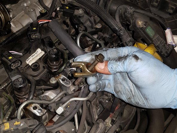 Débloquer la vis avec une douille de 10 et une rallonge