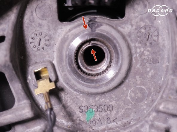 S'aider du repère pour replacer le volant, un détrompeur sur la colonne empêchera son mauvais positionnement