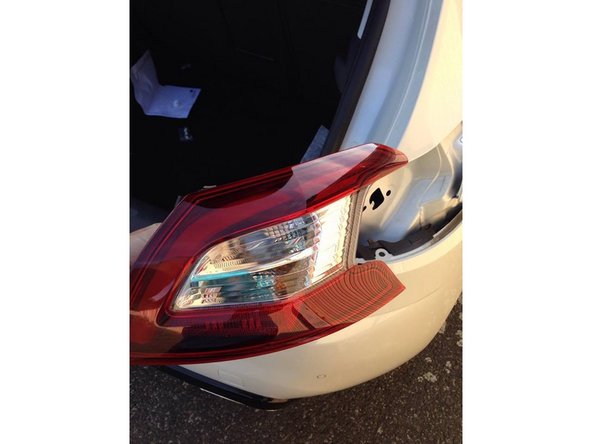 Faites attention de ne pas laisser le phare tomber ou abîmé votre carrosserie.