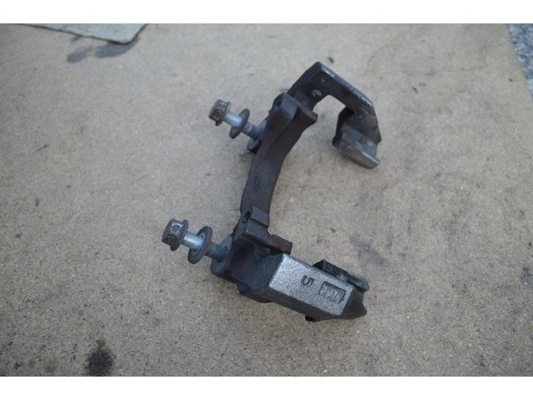 Le support d'étrier est fixé par 2 boulons. Il faut une douille de 18mm pour les desserrer.