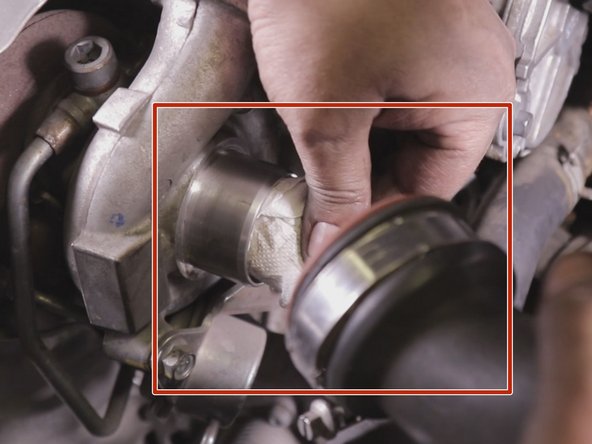 Repositionner la durite d'entrée du turbo