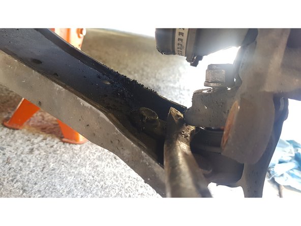 Avec un pied-de-biche faites levier et désaccouplez le triangle de la fusée.