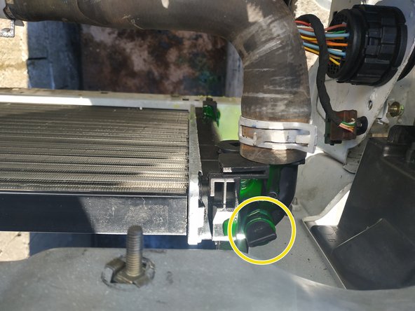 Continuer à verser du liquide de refroidissement dans le vase d'expansion (il va se vider) : lorsque du liquide s'écoule par les purges, les fermer