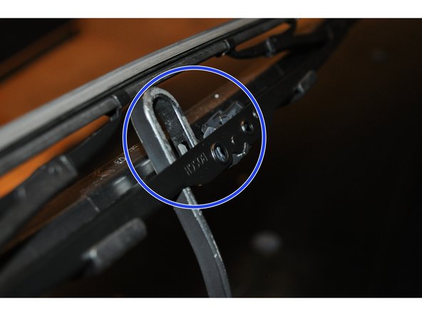 Inserer l'attache dans le support en forme de U.