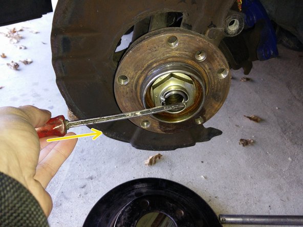 Avec un tournevis plat ou un burin, déformer la cage de l’écrou pour qu'il puisse tourner (dessertissage)