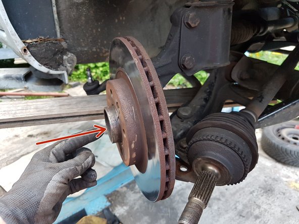 Pousser le cardan du moyeu, en tournant le pivot sur sa droite à fond pour pouvoir l'enlever.