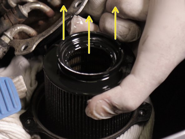 Retirer le filtre à carburant en tirant délicatement vers le haut