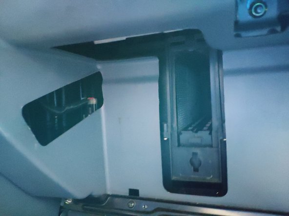 Retirer l'élément supérieur du filtre d'habitacle en le tirant vers soi.