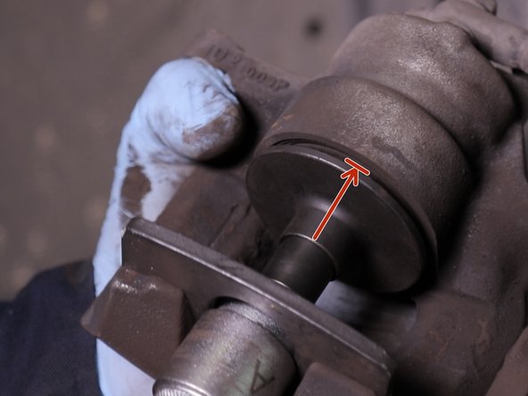 Repoussez le piston de l'étrier à l'aide du repousse piston