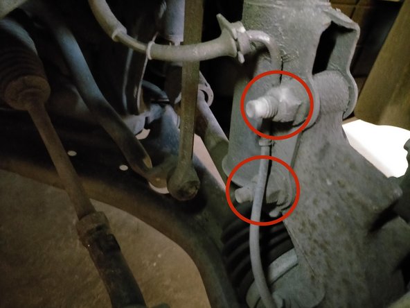 Déposer les fixations inférieures avec une clé de 18 et une clé de 16.