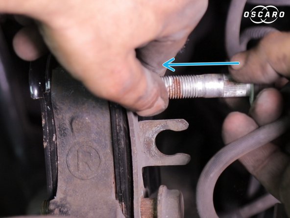 Placer le support sur la vis du bas puis insérer la vis du haut