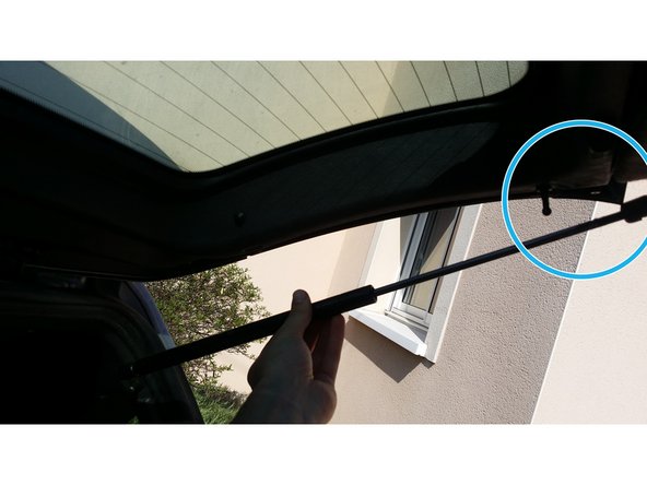 Tirer sur le vérin pour l'extraire de la rotule