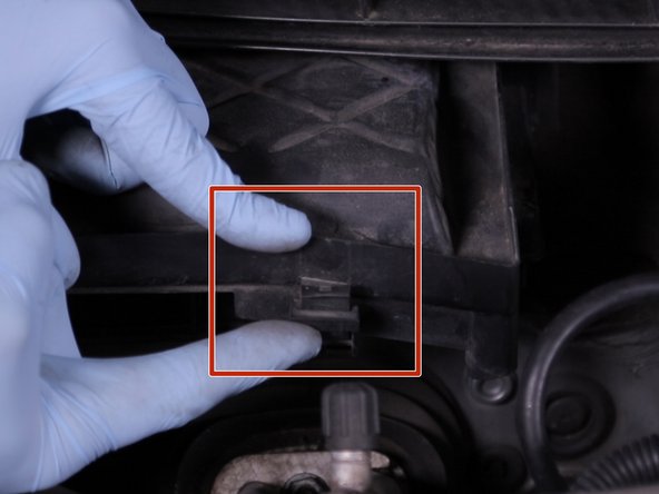 Re-clipser les deux attaches du couvercle de la boite à air