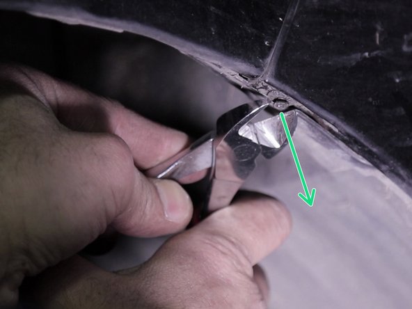 A l'aide de la pince, retirer délicatement la vis