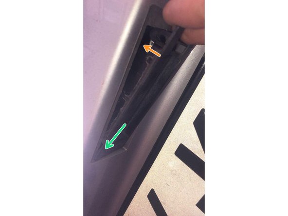 Mettre la partie gauche de l'éclaireur ( fleche verte )