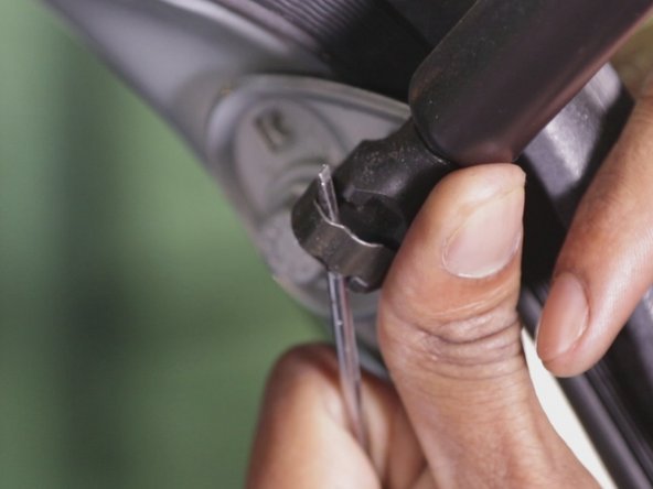 Effectuer un mouvement de levier afin de retirer le clips