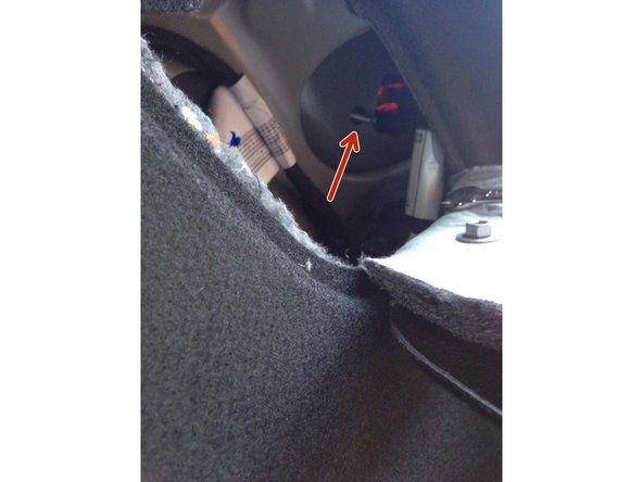 Je vous conseil de commencer à visser l'écrou à la main, surtout ne faites pas tomber l'écrou derrière car vous aurez du mal à le récupérer, sinon utilisez un aimant.