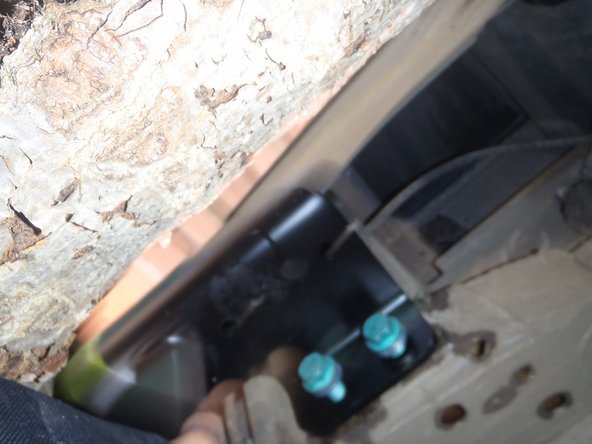 Cette opération doit se faire à deux vu le poids de la traverse. J'ai réussi seul en utilisant une grande cale.