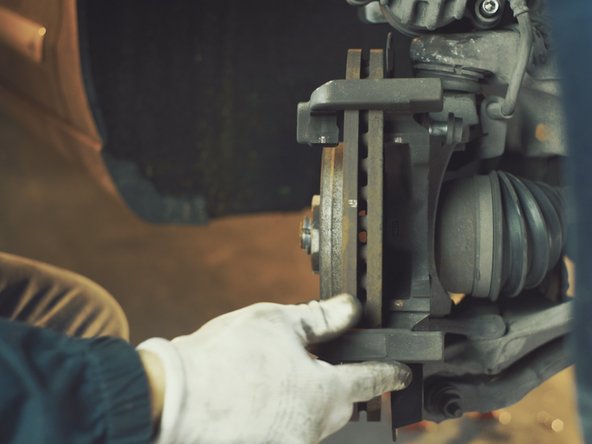 Déposer la chape de l'étrier une fois les deux vis retirées