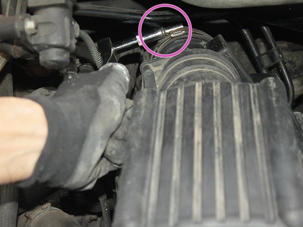 Avec la clé à cliquet de 7mm, resserrer le collier.