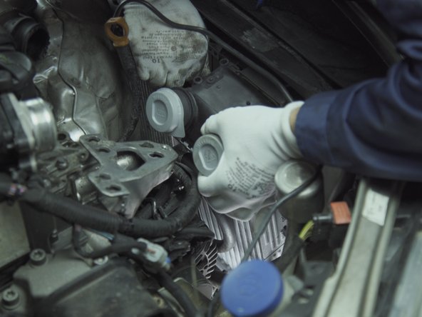 Replacer le radiateur dans son emplacement en emboîtant les deux guides