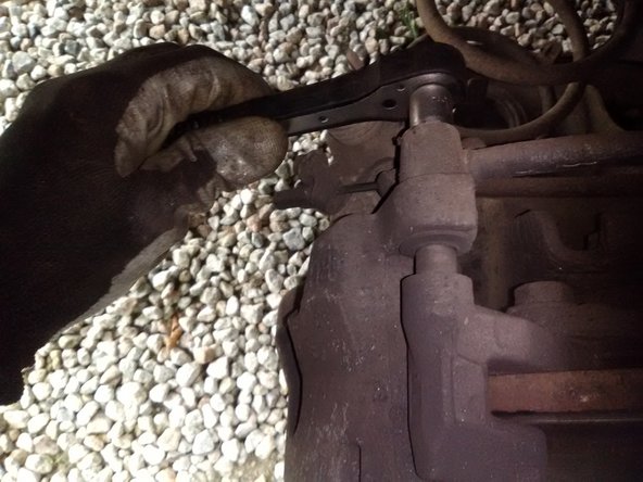 Revisser les axes de l'étrier