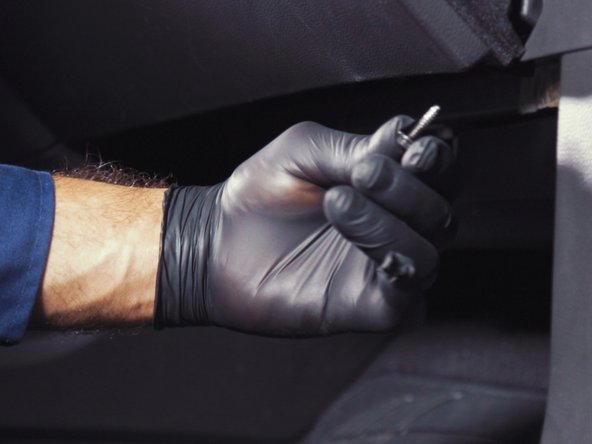 Dévisser la seconde vis se trouvant sous la boite à gant du côté droit