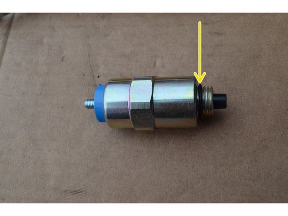Assurez-vous que la pièce neuve est munie de son joint d'étanchéité.