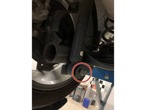 Dévisser la vis de 21 qui maintient l'amortisseur à l'essieu