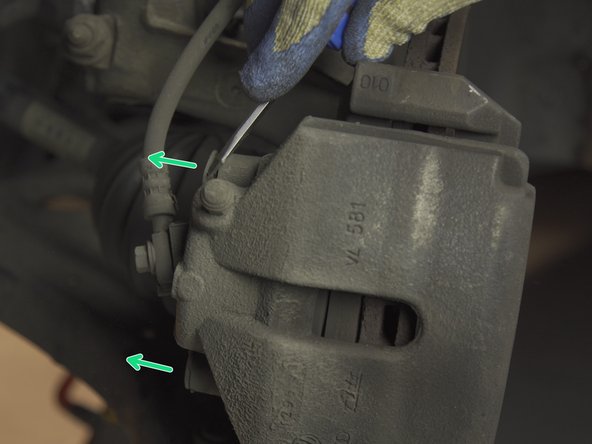 Retirer les caches anti-poussière des colonnettes à l'aide du tournevis plat